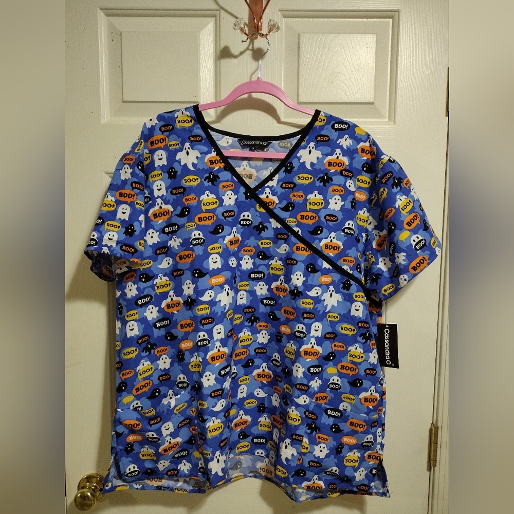 Cassandra O Halloween 🎃 👻 Double front pocket scrub top Women's Size 2X NWT